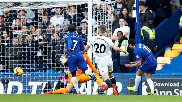 Pedro cetak gol menuntaskan umpan dari N'Golo Kante. (
