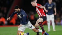 Marouane Fellaini mendapat kawalan dari pemain Southampton. (Foto: Matthew Childs/Reuters)