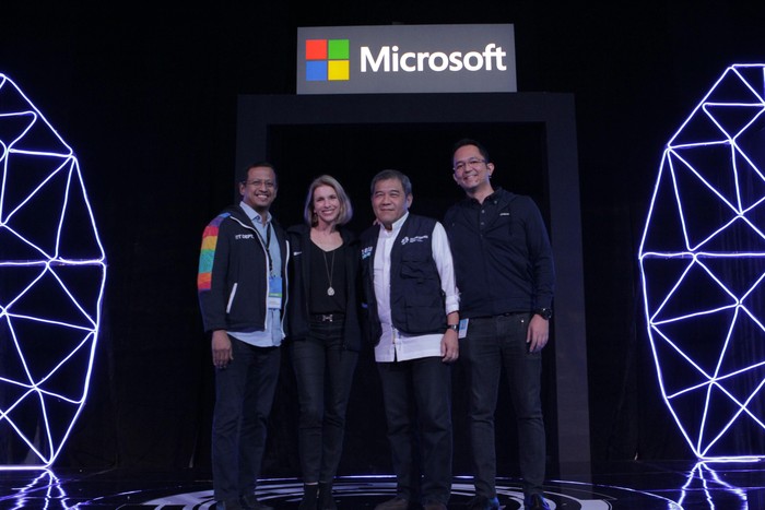 (ki-ka) Galib Machri (Direktur PT Kreatif Dinamika Integrasi), Andrea Della Mattea (President Director Microsoft Asia Pacific), Pandji Choesin (Direktur Departemen TI INASGOC), Haris Izmee (President Director Microsoft Indonesia). Foto: Microsoft
