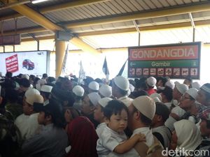 Stasiun Gondangdia Padat, Massa Reuni 212 Diimbau Turun di Juanda
