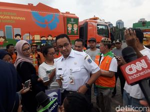 Masih Pakai Baju Dinas, Anies Baswedan Balik Lagi ke Monas