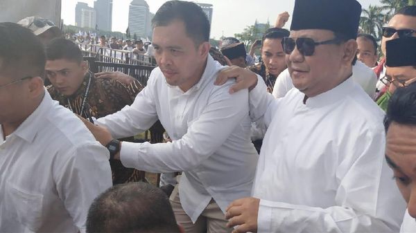 Berkacamata Hitam, Prabowo Datangi Reuni 212