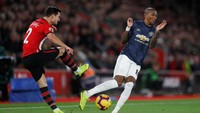 Ashley Young berusaha memblok laju bola hasil tendangan Cedric Soares. (Foto: Matthew Childs/Reuters)