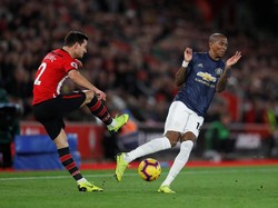 Ashley Young berusaha memblok laju bola hasil tendangan Cedric Soares. (Foto: Matthew Childs/Reuters)