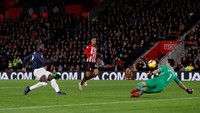 Kerja keras Romelu Lukaku baru berbuah hasil di menit ke-33. Dia melesakkan gol dengan tembakan kaki kanannya. (Foto: Matthew Childs/Reuters)