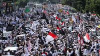 Tak Bisa Masuk Monas, Massa Tetap Antusias Mengikuti Reuni 212
