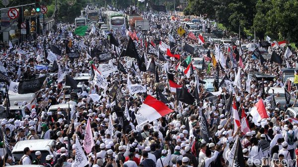 Tak Bisa Masuk Monas, Massa Tetap Antusias Mengikuti Reuni 212