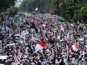 Tak Bisa Masuk Monas, Massa Tetap Antusias Mengikuti Reuni 212