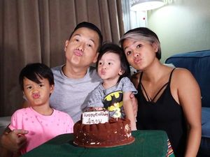 Seru! Momen Istri Ernest Prakasa Asyik Kerja Sambil Suapi Anak