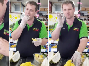 Belah Durian dengan Benar, Bule Penjual Buah Ini Dipuji Netizen