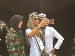 Saat Tentara Cantik Jadi Sasaran Selfie Peserta Reuni 212