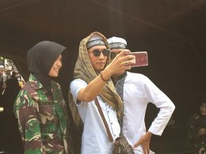 Saat Tentara Cantik Jadi Sasaran Selfie Peserta Reuni 212 Saat Tentara Cantik Jadi Sasaran Selfie Peserta Reuni 212