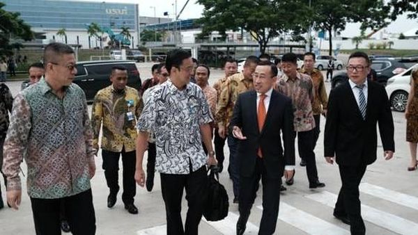 Thomas Lembong Sambangi Pabrik YoyiC di Cikarang