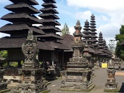 Gadis Bule Ini Jengkel Perempuan Menstruasi Dilarang Masuk Pura Bali