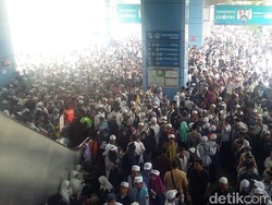 Stasiun Juanda Dipadati Massa Malam Munajat 212