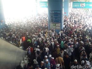 Stasiun Juanda Dipadati Massa Malam Munajat 212 Stasiun Juanda Dipadati Massa Malam Munajat 212
