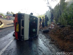 Mobil Rombongan Pengantin Terguling di Tanjakan Panganten Garut