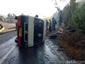 Mobil Rombongan Pengantin Terguling di Tanjakan Panganten Garut Mobil Rombongan Pengantin Terguling di Tanjakan Panganten Garut