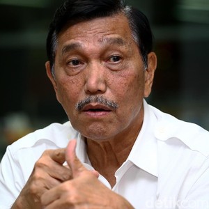 Luhut Buka-bukaan Alasan RI Tak Lockdown hingga Efek Ngeri Corona