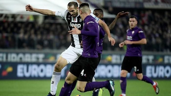 Giorgio Chiellini (bek Juventus) berebut bola dengan bek Fiorentina Nikola Milenkovic. (Filippo Monteforte/AFP) Giorgio Chiellini (bek Juventus) berebut bola dengan bek Fiorentina Nikola Milenkovic. (Filippo Monteforte/AFP)