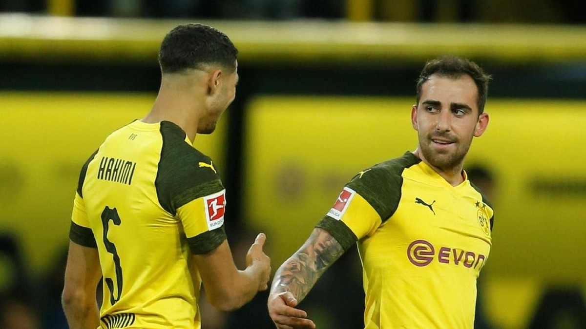 Paco Alcacer (kanan) melesakkan satu gol ke gawang Freiburg. (Foto: Leon Kuegeler/Reuters)