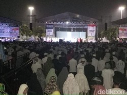 Massa Reuni 212 Salat Tahajud Berjamaah di Monas