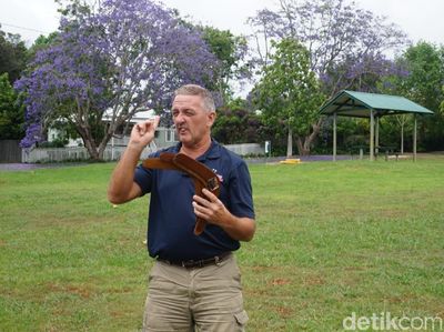 Foto: Belajar Main Boomerang di Negara Asalnya