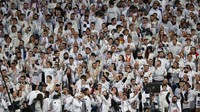 Puluhan ribu fans Madrid yang memadati Santiago Bernabeu bersorak kegirangan. Madrid menang 2-0 hingga laga tuntas. (Foto: Sergio Perez/Reuters)
