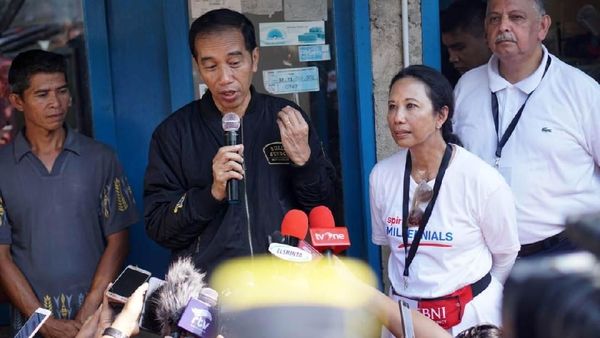 Gaya Jokowi Kasih Sambungan Listrik Gratis di Jawa Barat