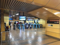 Video: Menelusuri Stasiun KRL Warna-warni di Jakarta