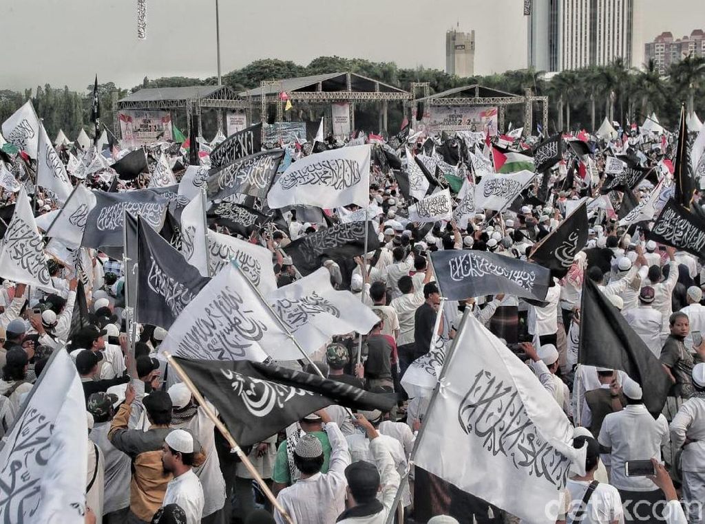 Ustaz Haikal Hassan: Banyak Bendera Tauhid Nih, Ada yang Berani Bakar?