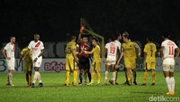 Di babak kedua pertandingan sempat berjalan panas. Elio Bruno dan Haim Kipuw terlibat pertengkaran di menit ke-58 dan wasit Hadiyana mengganjar kedua pemain tersebut dengan kartu merah langsung.