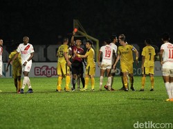 Di babak kedua pertandingan sempat berjalan panas. Elio Bruno dan Haim Kipuw terlibat pertengkaran di menit ke-58 dan wasit Hadiyana mengganjar kedua pemain tersebut dengan kartu merah langsung.
