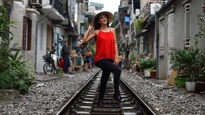Demi Foto Instagramable, Orang-orang Ini Bertaruh Nyawa di Rel Kereta Api