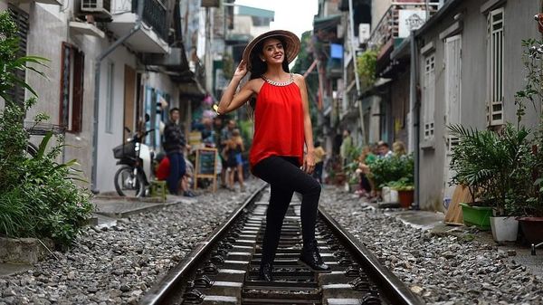 Demi Foto Instagramable, Orang-orang Ini Bertaruh Nyawa di Rel Kereta Api