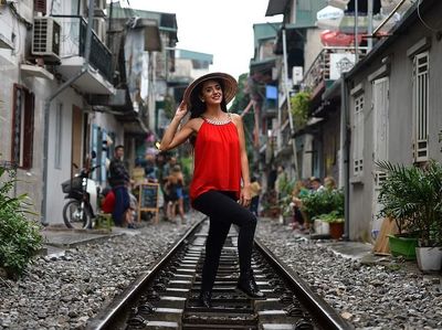 Demi Foto Instagramable, Orang-orang Ini Bertaruh Nyawa di Rel Kereta Api