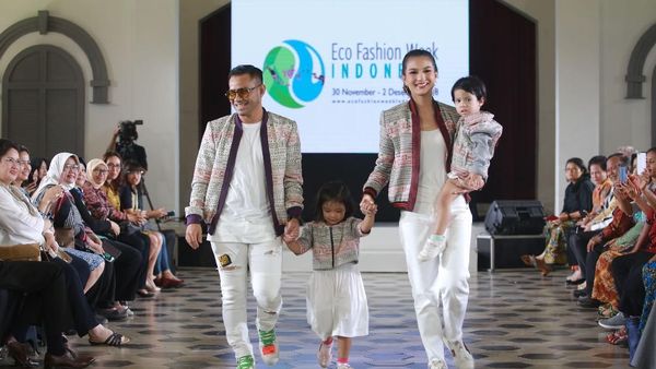 Serunya Quality Time Keluarga Sambil Lihat Peragaan Busana