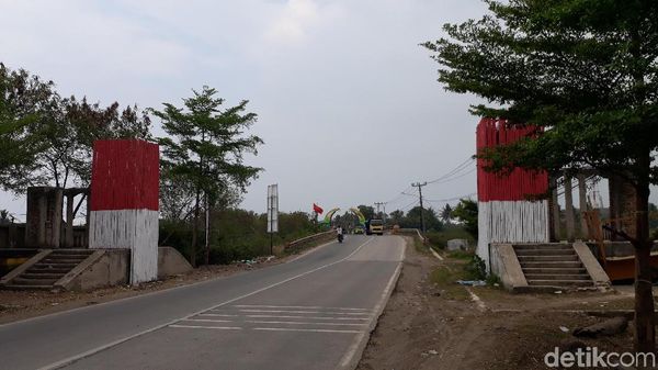 Foto: Gerbang Wisata Anyer vs Cilegon, Beda Banget!