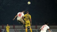 Duel antara Bhayangkara FC dan PSM di Stadion PTIK, Jakarta, Senin (3/12/2018) malam WIB, berjalan sengit.