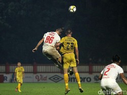 Duel antara Bhayangkara FC dan PSM di Stadion PTIK, Jakarta, Senin (3/12/2018) malam WIB, berjalan sengit.