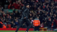 Momen lainnya saat Juergen Klopp saat berlari ke dalam lapangan. (Foto: Reuters)
