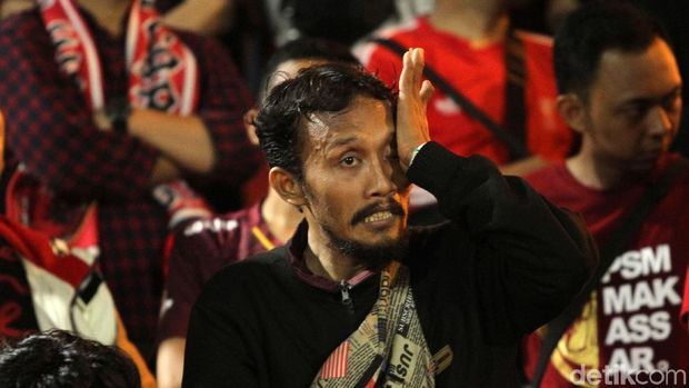 Kekecewaan suporter PSM Makassar setelah timnya gagal juara. 