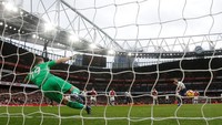 Babak I mencapai puncaknya saat The Lilywhites mendapat penalti. Son Heung-min melakukan diving saat diganggu Rob Holding. Harry Kane sukses membukukan gol. Foto: Matthew Childs/Action Images via Reuters