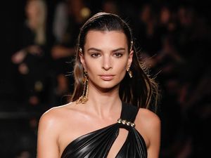 Liquid Hair, Tren Rambut Berkilau yang Viral di Internet