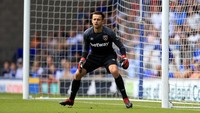 Lukasz Fabianski masuk dalam starting XI terbaik Premier League pekan ini. Kiper West Ham itu bikin empat penyelamatan saat menang 3-0 atas Newcastle United. (Foto: Stephen Pond/Getty Images)