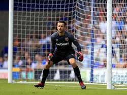 Lukasz Fabianski masuk dalam starting XI terbaik Premier League pekan ini. Kiper West Ham itu bikin empat penyelamatan saat menang 3-0 atas Newcastle United. (Foto: Stephen Pond/Getty Images)