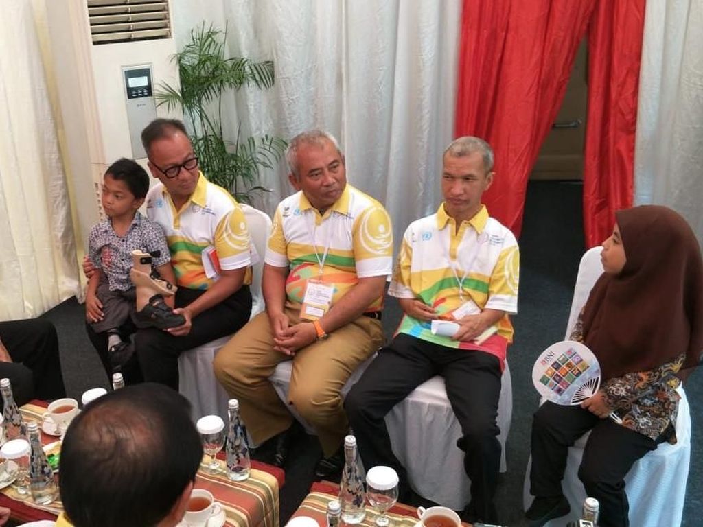 Adul Bocah Difabel yang Merangkak ke Sekolah Bertemu Jokowi Adul Bocah Difabel yang Merangkak ke Sekolah Bertemu Jokowi