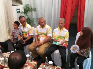Adul Bocah Difabel yang Merangkak ke Sekolah Bertemu Jokowi Adul Bocah Difabel yang Merangkak ke Sekolah Bertemu Jokowi