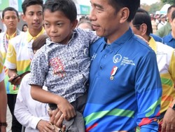 Kuli Bangunan Bertelanjang Dada dan Semangat Adul Bertemu Presiden