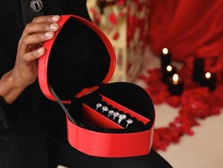 Viral, Pria Melamar Wanita dengan 6 Cincin Berlian